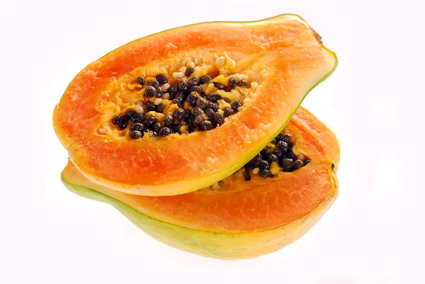 Две половинки свежей папайи, изолированной на белом — стоковое фото