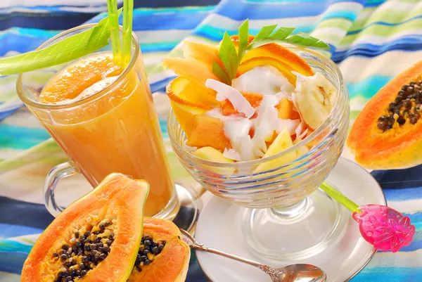 Batido de frutas frescas e salada com mamão, banana, laranja, pineap — Fotografia de Stock