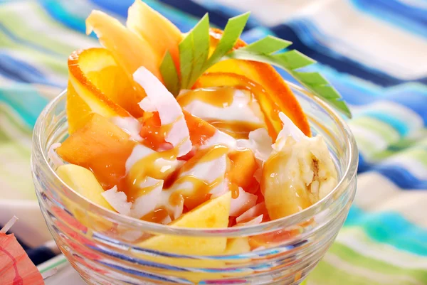 Салат из свежих фруктов с папайей, бананом, апельсином, ананасом и коконом — стоковое фото
