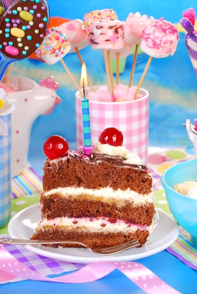 De cake van de kindverjaardag met kaars op feestelijke tafel — Stockfoto