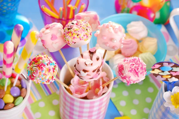 Mesa de festa de aniversário com marshmallow pops e outros doces para — Fotografia de Stock