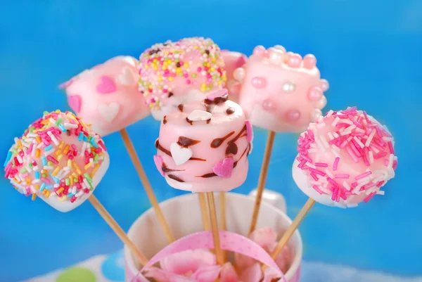 Tavolo da festa di compleanno con marshmallow rosa pop per bambini — Foto Stock