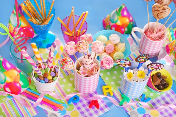 Tavolo per feste di compleanno con dolci per bambini — Foto Stock