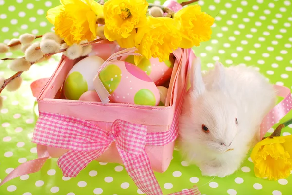 Cesta de Pascua con huevos y conejito blanco —  Fotos de Stock