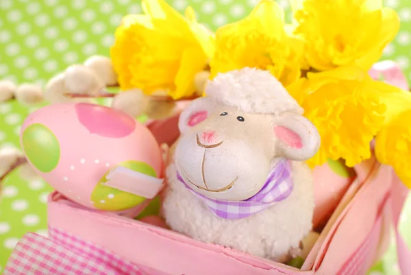 Velikonoční košík s vejci a ovce figurka — Stock fotografie