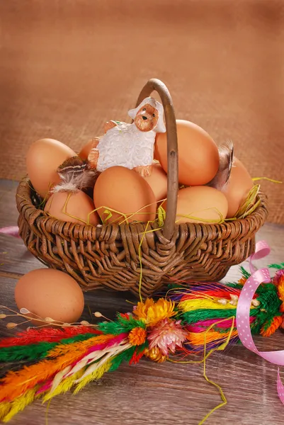 Rural braided basket with eggs and sheep for easter — Stock Photo, Image