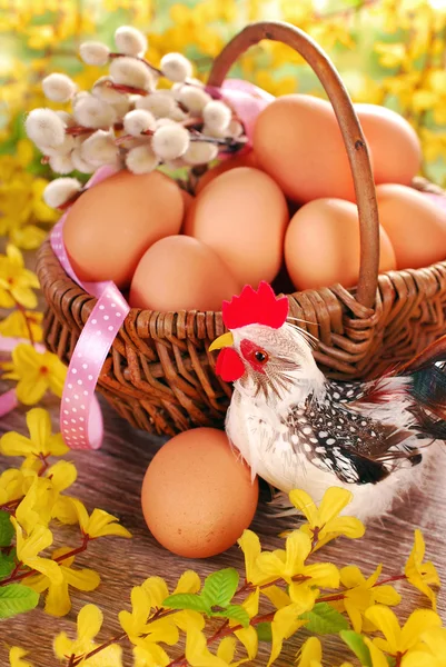 Rural gevlochten mand met eieren en schapen voor Pasen — Stockfoto