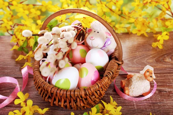 Ländlicher Flechtkorb mit Eiern und Schafen zu Ostern — Stockfoto