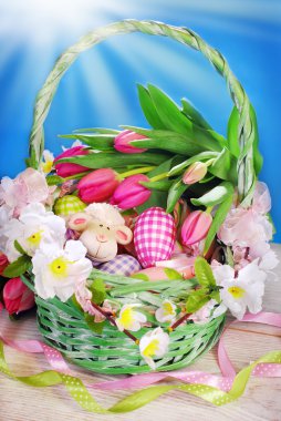 mavi zemin üzerine Paskalya sepeti 