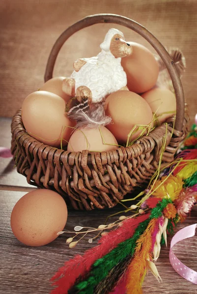 Cesta trançada rural com ovos e ovelhas para a Páscoa em vintage s — Fotografia de Stock