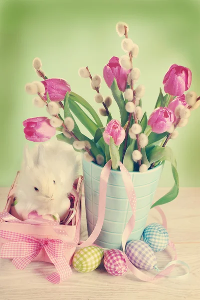 Винтажные пасхальные украшения с розовой корзиной и свежими тюльпанами — стоковое фото