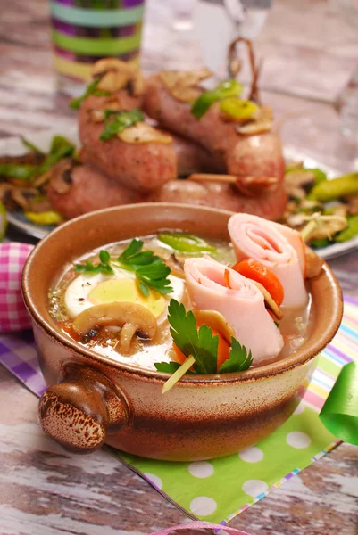Borscht blanco con jamón en brocheta para Pascua —  Fotos de Stock