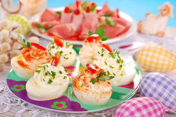 Gevulde eieren met kaas en mayonaise voor Pasen — Stockfoto