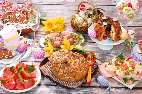 Білий борщ у хлібі та інші страви на Великдень — стокове фото