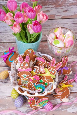 Paskalya masa dekorasyonu ile gingerbread çerezleri