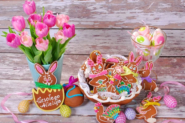 Decoración de mesa de Pascua con galletas de jengibre hechas a mano —  Fotos de Stock