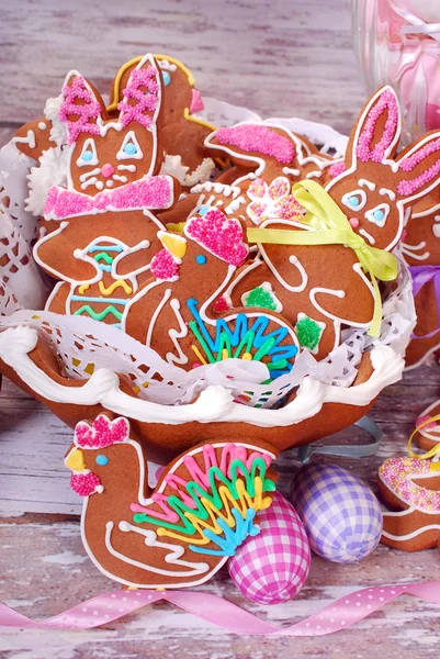 Easter table decoration with gingerbread cookies — Stock Photo, Image
