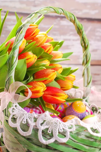 Cesta de Páscoa com ovos e tulipas frescas — Fotografia de Stock