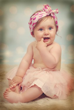 güzel bebek kız, vintage tarzı 10 ay