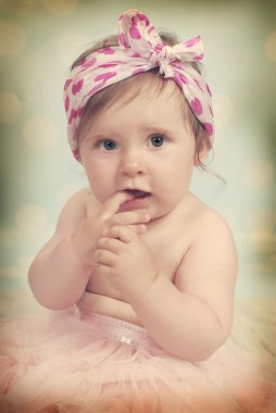 güzel bebek kız, vintage tarzı 10 ay