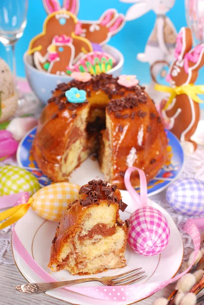 초콜릿 부스러기와 부활절 대리석 반지 케이크 — 스톡 사진