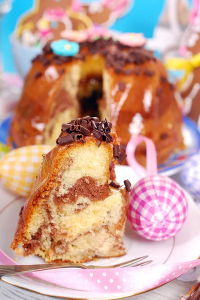 Húsvét márvány ring sütemény csokoládé pelyhek — Stock Fotó
