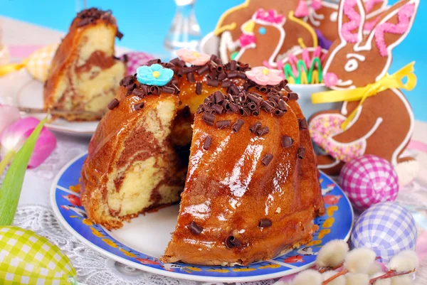 Easter marble ring cake with chocolate flakes — Stock Photo, Image
