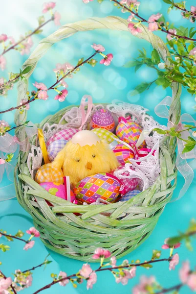 Grüner Weidenkorb mit Ostereiern und Huhn — Stockfoto