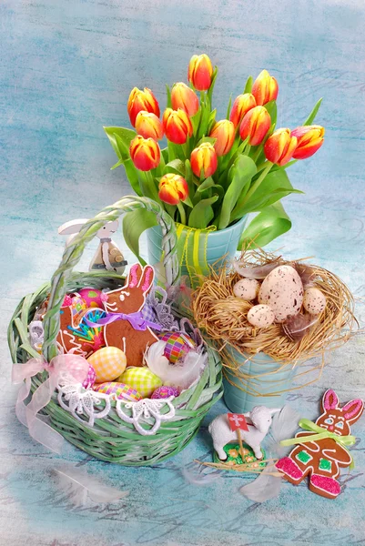 Decoración de Pascua con cesta de mimbre y tulipanes frescos —  Fotos de Stock