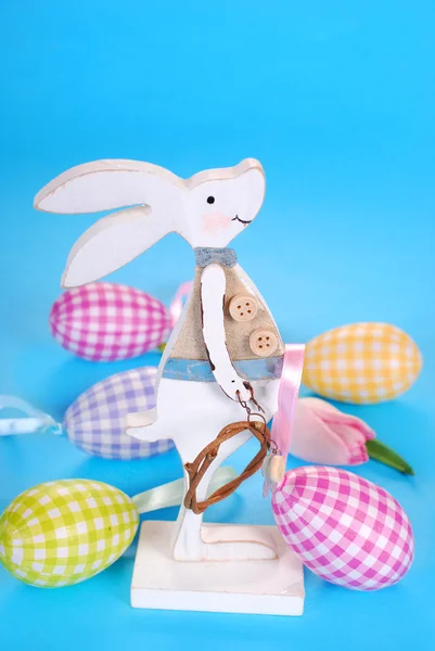 木制小兔和蜡笔颜色的彩蛋复活节装饰 — 图库照片