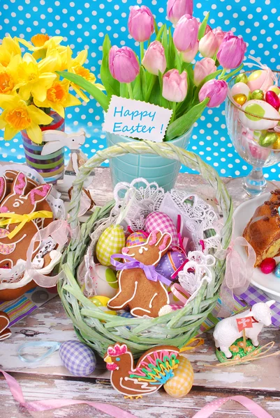 Easter basket with eggs,gingerbread bunny and fresh tulips — Stock Photo, Image