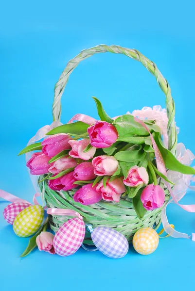 Pink tulips in easter basket — Stock Photo, Image