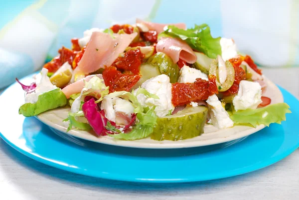 Salat mit Schinken, Feta und Gemüse — Stockfoto