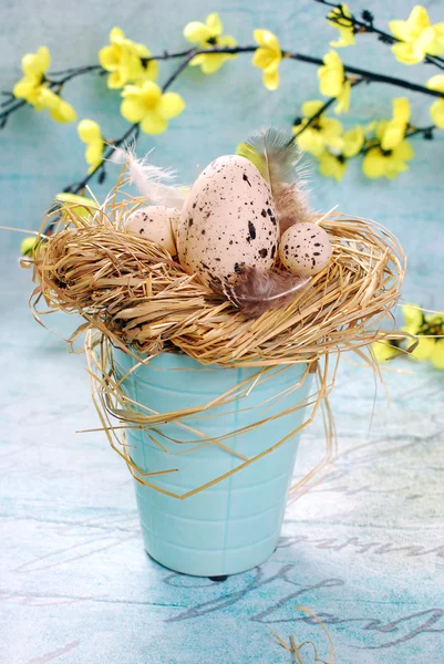 Великоднє прикраса з яйцями в сіновому гнізді — стокове фото