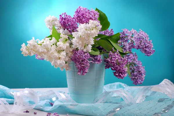 束新鲜白色和紫色的丁香花 — 图库照片