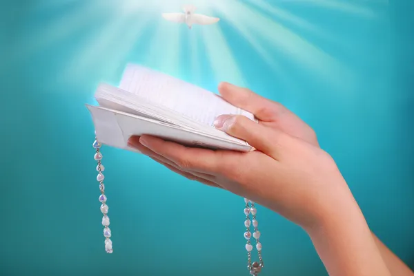 De eerste communie met gebed boek in handen — Stockfoto