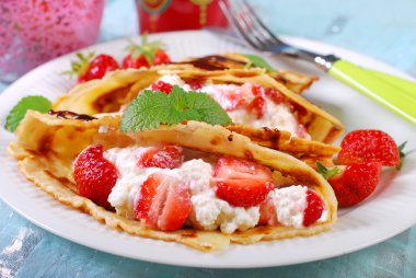 Krep peynir ve taze çilek ile