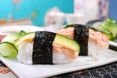 Nigiri sushi con salmón y aguacate