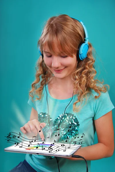 Lány hallgatta a zenét, Tablet — Stock Fotó