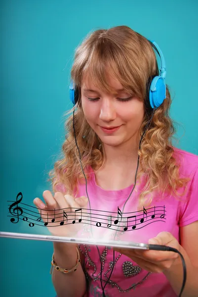 Κορίτσι που ακούτε τη μουσική στο tablet — Φωτογραφία Αρχείου