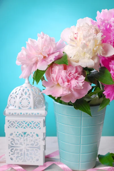 Bellissimo bouquet di peonia in vaso — Foto Stock