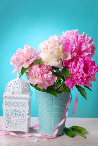 Beautiful peony bouquet in vase — Stock Photo, Image