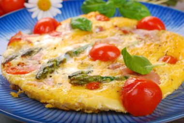Frittata yeşil kuşkonmaz, jambon ve kiraz domates ile