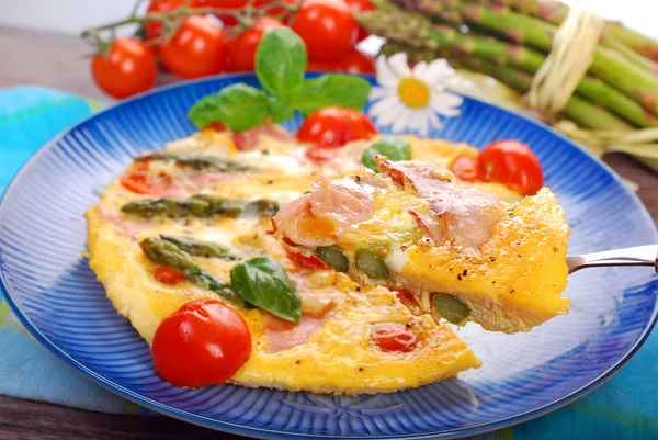 Frittata con espárragos verdes, jamón y tomate cherry — Foto de Stock