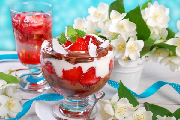 Schokolade und Kokos-Dessert mit Erdbeeren — Stockfoto