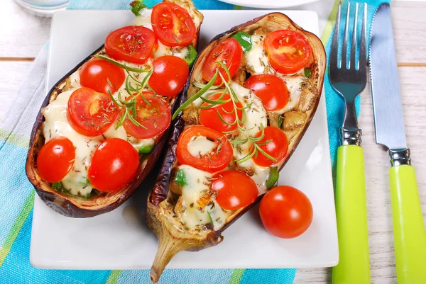 Aubergine gevuld met cherry tomaat en mozzarella — Stockfoto