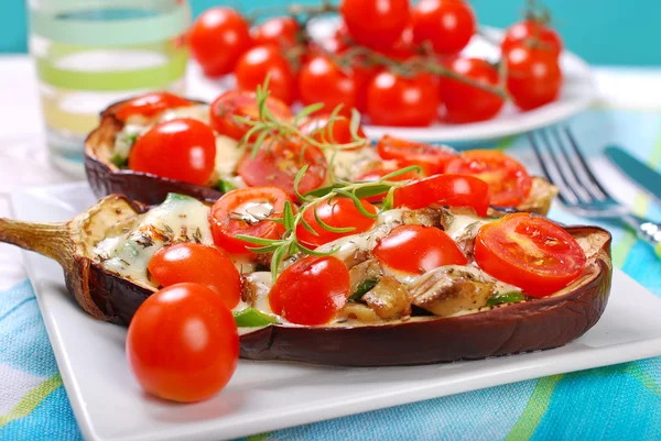 Kiraz domates ve mozzarella peyniri ile doldurulmuş patlıcan — Stok fotoğraf