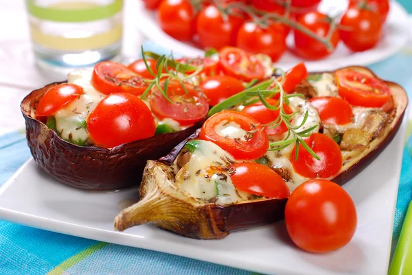 Aubergine gevuld met cherry tomaat en mozzarella — Stockfoto