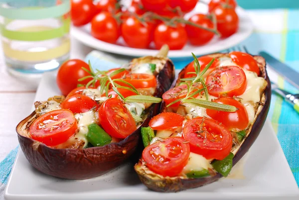 Aubergine fylld med körsbär tomat och mozzarella — Stockfoto