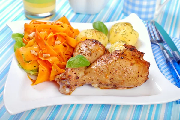 Cena con insalata di pollo e carote — Foto Stock